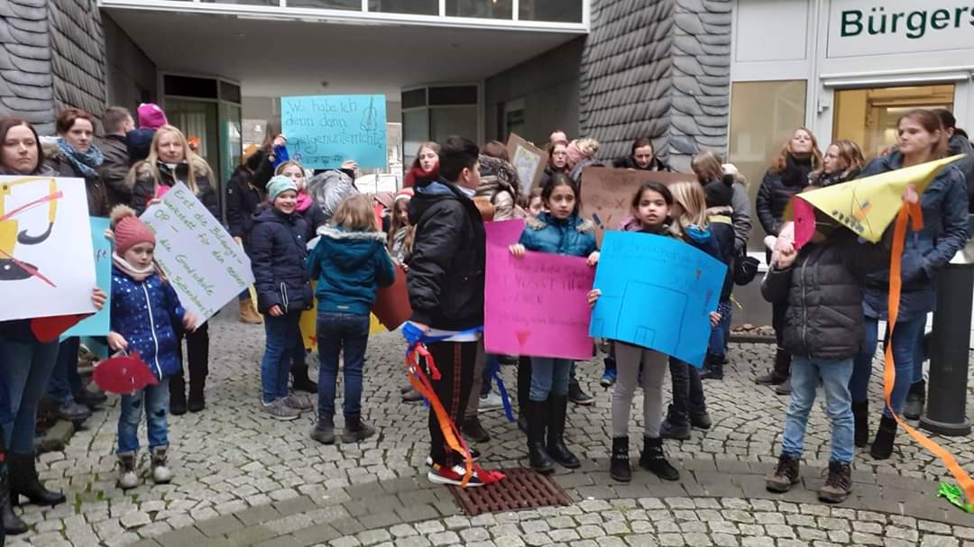 Eltern und Kinder demonstrierten gegen den Teilverkauf. Sie sehen viele Nachteile durch das reduzierte Raumangebot. Foto: bigge-online