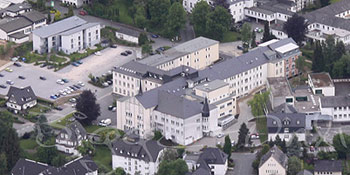 Ein weiterer Blick auf die beengte Situation. Rechts die Grundschule. Luftbild aus 2009: bigge-online