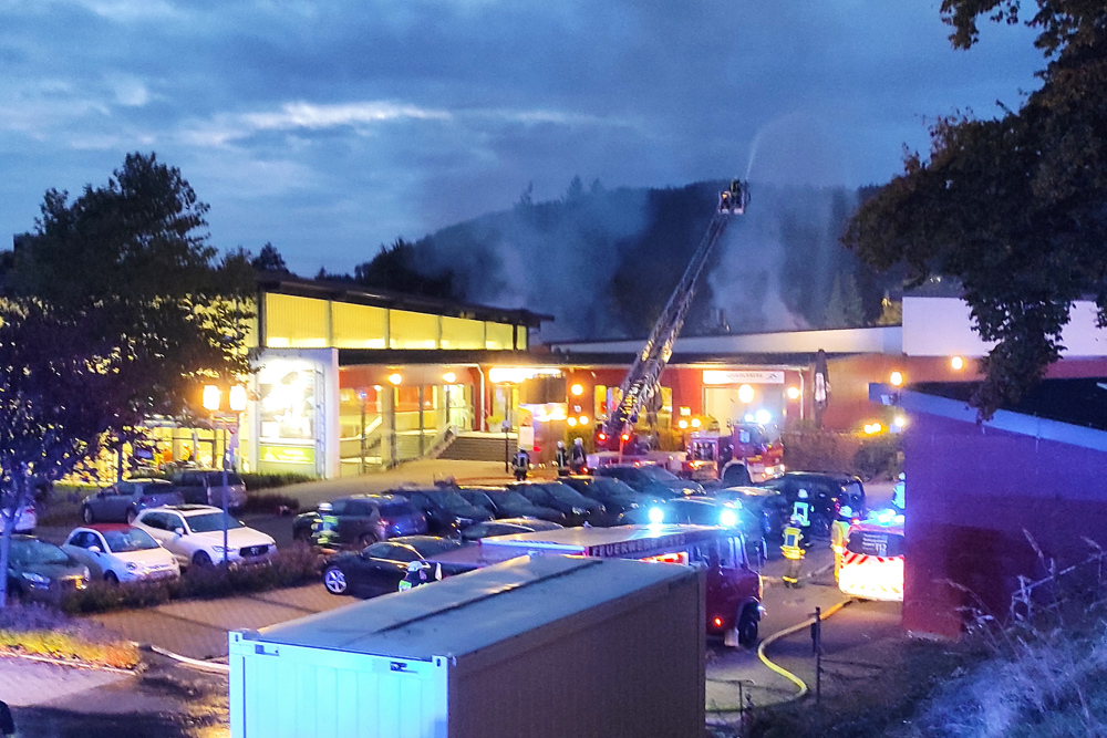 Großeinsatz im Oktober 2021: Das AquaOlsberg stand in Flammen. Foto: bigge-online