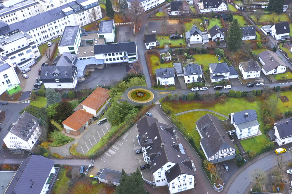 Die Bürgerinitiative bringt das Grundstück Aßhauer als mögliche zukünftige Entwicklungsfläche für die Grundschule ins Spiel. Fotomontage: Bigge AKtiv, Andreas Weller