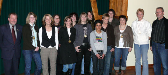 Die Handballerinnen wurden Mannschaft des Jahres 2007 des TSV, Nurta Günes (6. v.r.) Sportlerin des Jahres. Udo Senn und Dieter Groppel Namen die Ehrung am 2. März 2008 vor. Die Handballerinnen wurden Mannschaft des Jahres 2007 des TSV, Nurta Günes (6. v.r.) Sportlerin des Jahres. Udo Senn und Dieter Groppel Namen die Ehrung am 2. März 2008 vor.