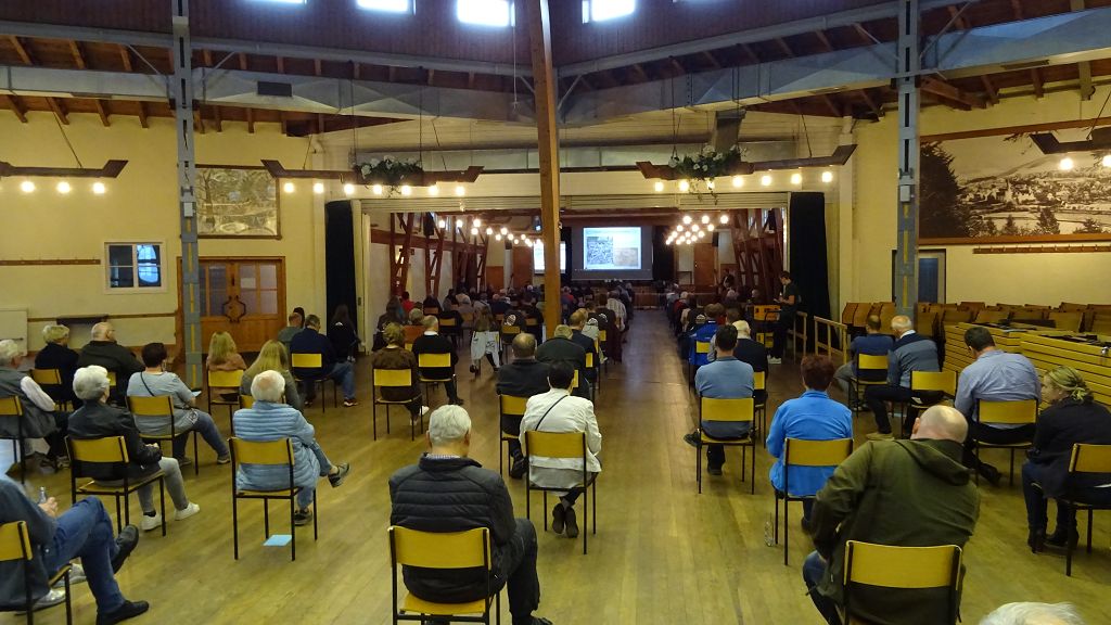 Aufgrund der Abstandsregeln zog sich die Versammlung bis in die Rundhalle. Foto: bigge-online
