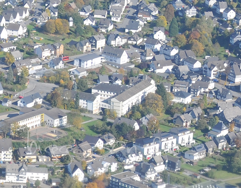 Das Gelände um das ehemalige Olsberger Krankenhaus aus der Luft. Luftbild: bigge-online