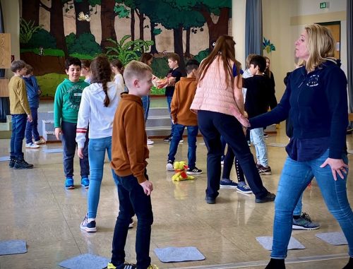 In dem Trainingsprogramm Gewaltfrei Lernen übten die Kinder und auch die Lehrerinnen, wie man sich in brenzligen Situationen am besten verhält. Foto: St. Martinus-Grundschule Bigge