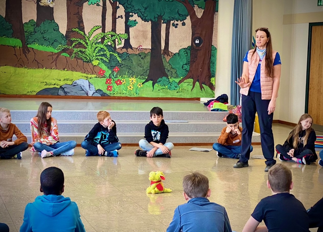 „Stopp“ sagen und anzeigen, aber auch freundlich sein – beides übte die Trainerin Kirsten English (rechts im Bild) vom Programm Gewaltfrei Lernen mit den GrundschülerInnen der Martinusschule Bigge. Foto: St. Martinus-Grundschule Bigge