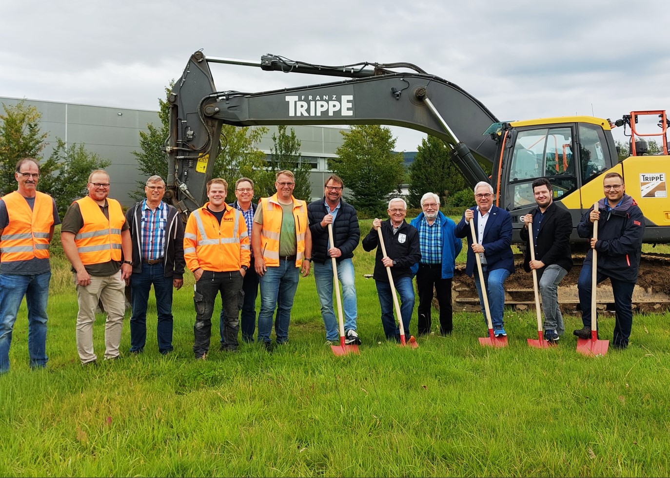 Gemeinsam mit Vertretern der im Rat der Stadt Olsberg vertretenen Fraktionen und dem bauausführenden Unternehmen Franz Trippe GmbH, Bigges Ortsvorsteher Karl-Wilhelm Fischer und dem Team des Fachbereichs Bauen und Stadtentwicklung gab Bürgermeister Wolfgang Fischer den offiziellen „Startschuss“ für die Erschließung der neuen Gewerbeflächen. Foto: Stadt Olsberg