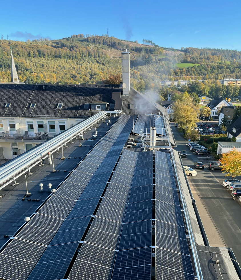 Die Photovoltaik-Anlage auf dem Dach der Elisabeth-Klinik Bigge. Foto: Elisabeth-Klinik Bigge