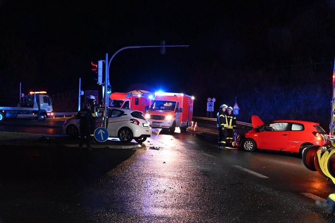 Mit Rettungswagen wurden beide leicht Verletzten PKW Insassen in umliegende Krankenhäuser gebracht.Foto: Edgar Schmidt