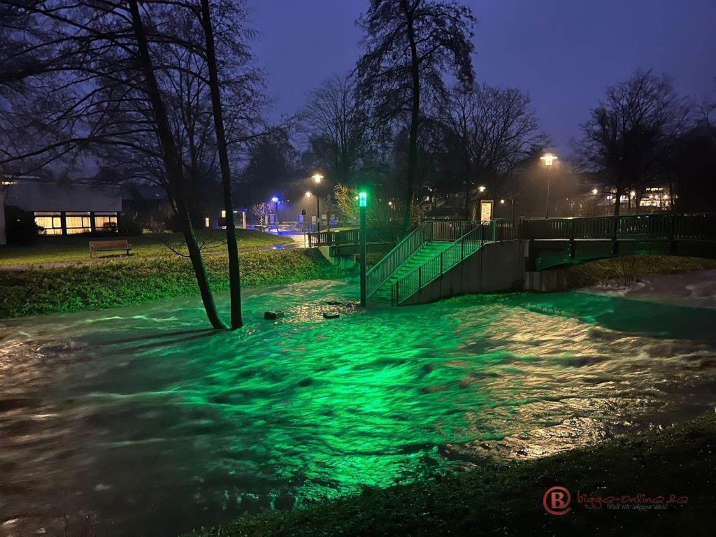 Das "Olsberg-Eck", der Zusammenfluss von Gierskopp und Ruhr an der Konzerthalle am 24.12.23.