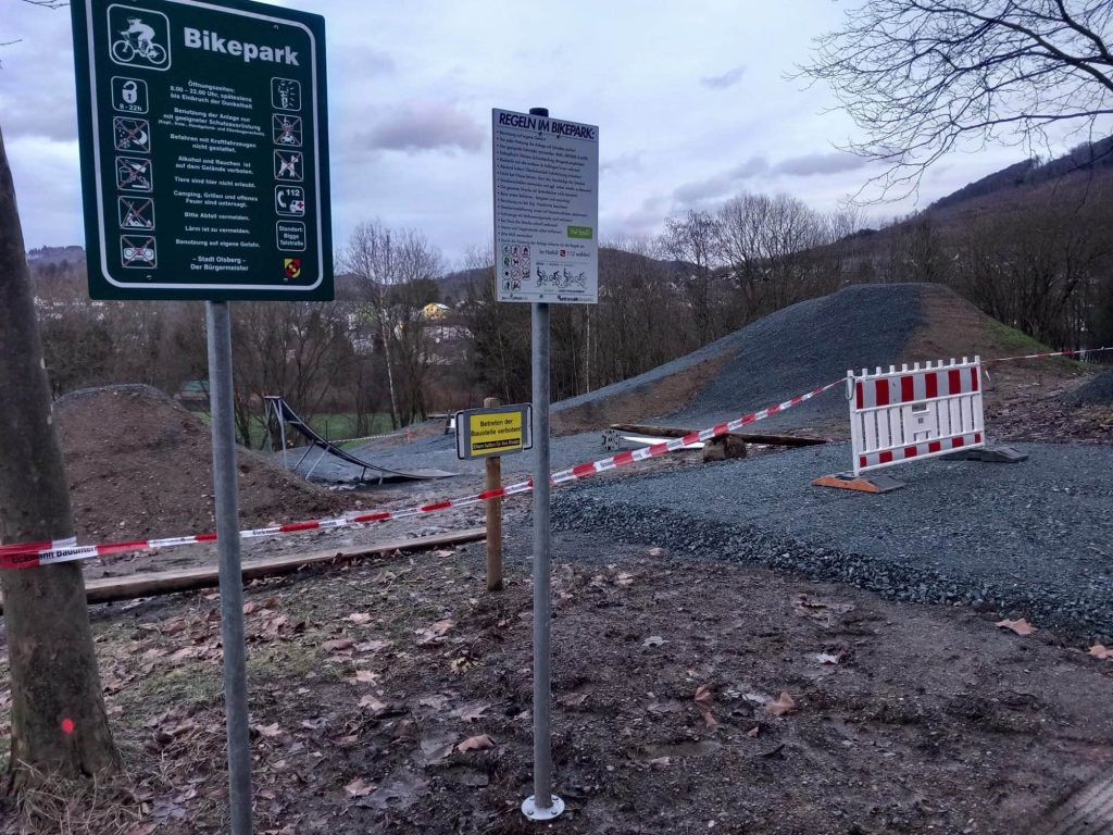 Blick in den Bikepark Ende Dezember 2023. Nun stehen auch Hinweisschilder. Foto: bigge-online
