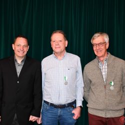 Major Flügge mit den anwesenden 40-jährigen Jubilaren Burkhard Schwermer und Manfred Kerkhoff (v.l.).
