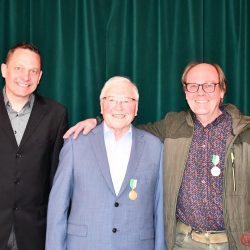 Major Flügge mit den anwesenden 50-jährigen Jubilaren Wilfried Schmidt und Meschedes Wilhelm (v.l.).