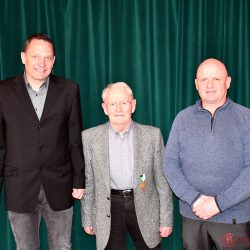 Dieter Humpert ist seit 60 Jahren Mitglied und wird eingerahmt von Major Flügge und Sohn Christian Humpert.