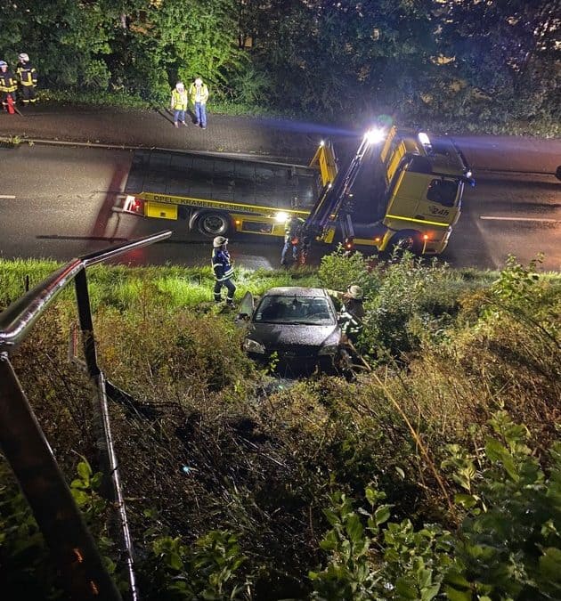 Fahrzeug durchschlägt Parkplatz-Geländer und rutscht Böschung hinunter