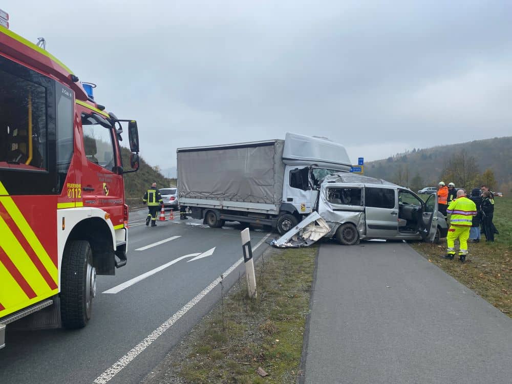 Etwa 80 Meter wurde der PKW vor dem LKW hergeschoben. Foto: Edgar Schmidt