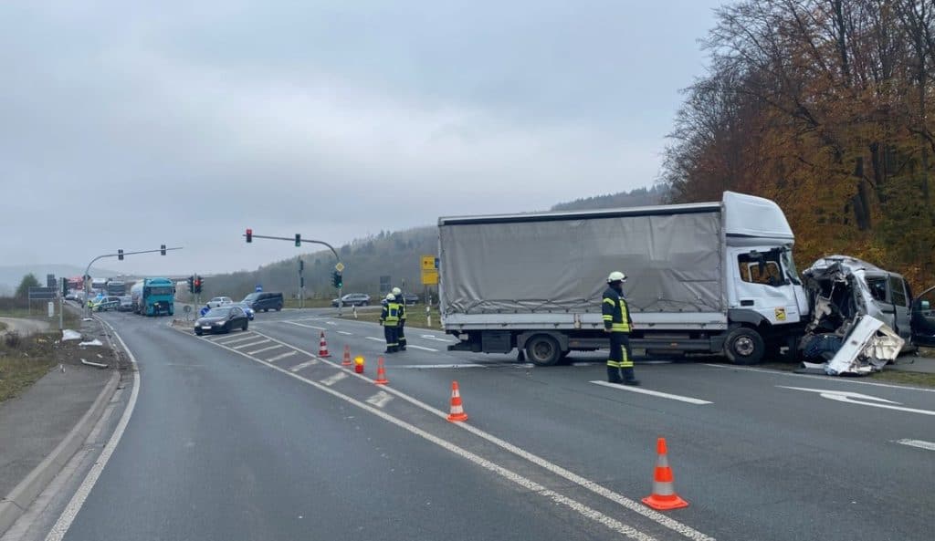 Zwei LKW und ein PKW waren an dem Unfall am Autobahnzubringer in Olsberg beteiligt . Foto: Edgar Schmidt