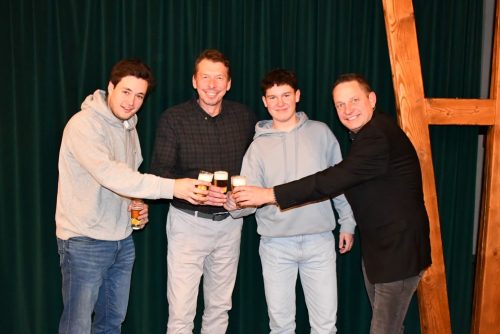 Drei von 31: Major Dominik Flügge (r.) begrüßt die anwesenden Neumitglieder (v.l.) Maximilian Kemmling, den extra aus Berlin angereisten Oliver Antrick und Lorenz Schmitte. Foto: bigge-online