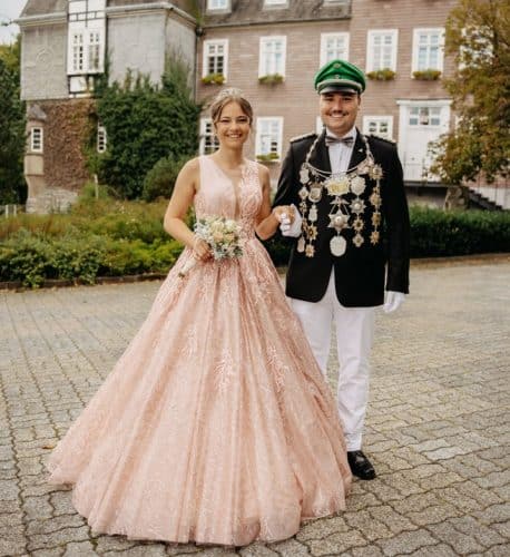 Das Gevelinghauser Königspaar und Stadtkönigspaar Jan Schneiders und Leonie Lörwald.