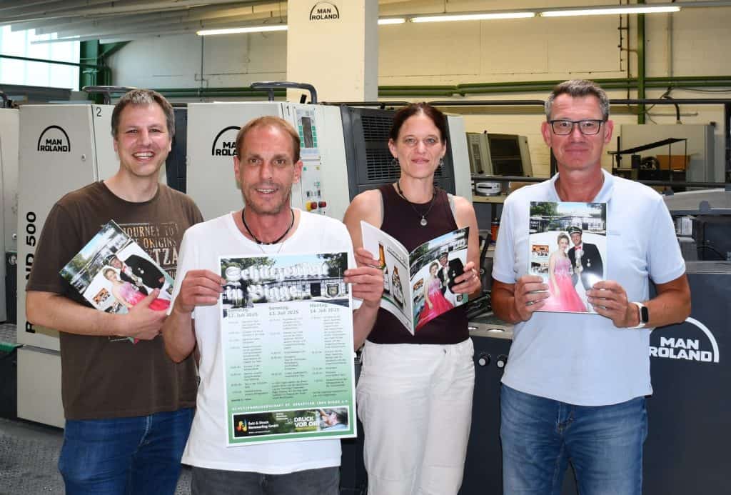 1.800 frisch gedruckte Exemplare der ÜKuK hat die Schützenbruderschaft am Freitag, 13. Juni 2025, übernommen. Von links: Christian Fischer (ÜKuK), Günter Kemmerling, Nicole Hartmann (beide Satz & Druck Kemmerling), Michael Niggemann (ÜKuK). Foto: Schützenbruderschaft