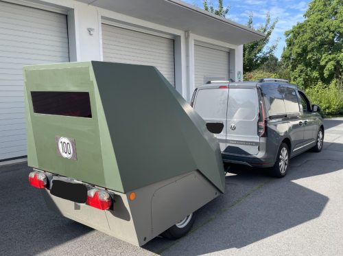 Seit Anfang August ist im Hochsauerlandkreis eine zweite semi-stationäre Geschwindigkeitsmess-anlage - ein sogenannter Enforcement-Trailer - in Betrieb. Foto: HSK