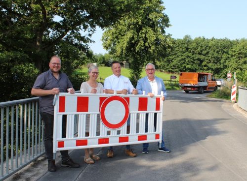 Bei der offiziellen Freigabe der roten Brücke (v.li.): Jan Tillmann (Stadt), Gabi und Michael Pfannes (Schinkenwirt) sowie Bürgermeister Wolfgang Fischer. Foto: Stadt Olsberg