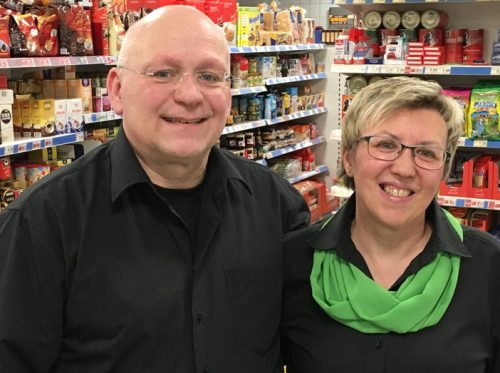 Thomas und Martina Birkhölzer haben den „Dorfsupermarkt“ in Assinghausen zu mehr als „nur“ einem Nahversorger entwickelt. Nun suchen sie gemeinsam mit der Wirtschaftsförderung der Stadt Olsberg einen Nachfolger oder eine Nachfolgerin. Foto: privat